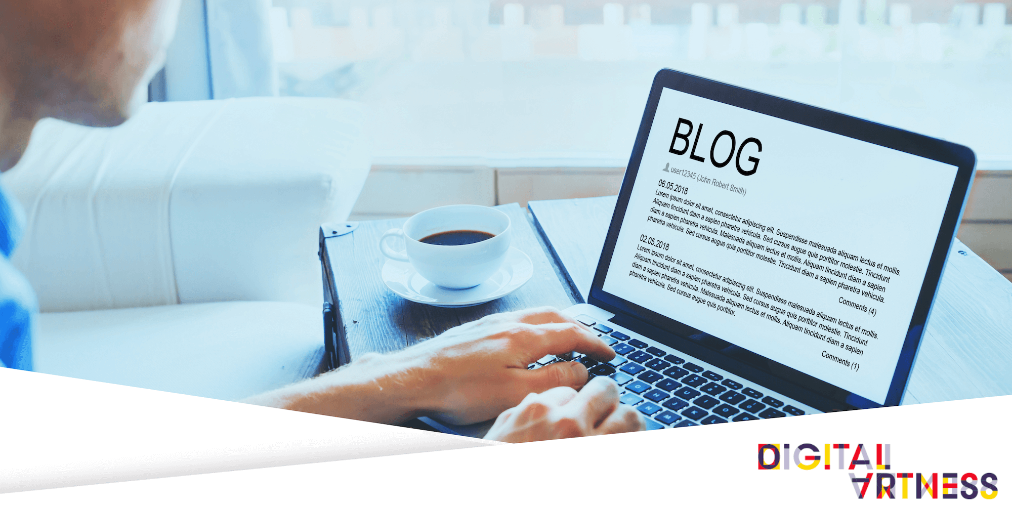 Personne qui écrit un article de blog sur son ordinateur