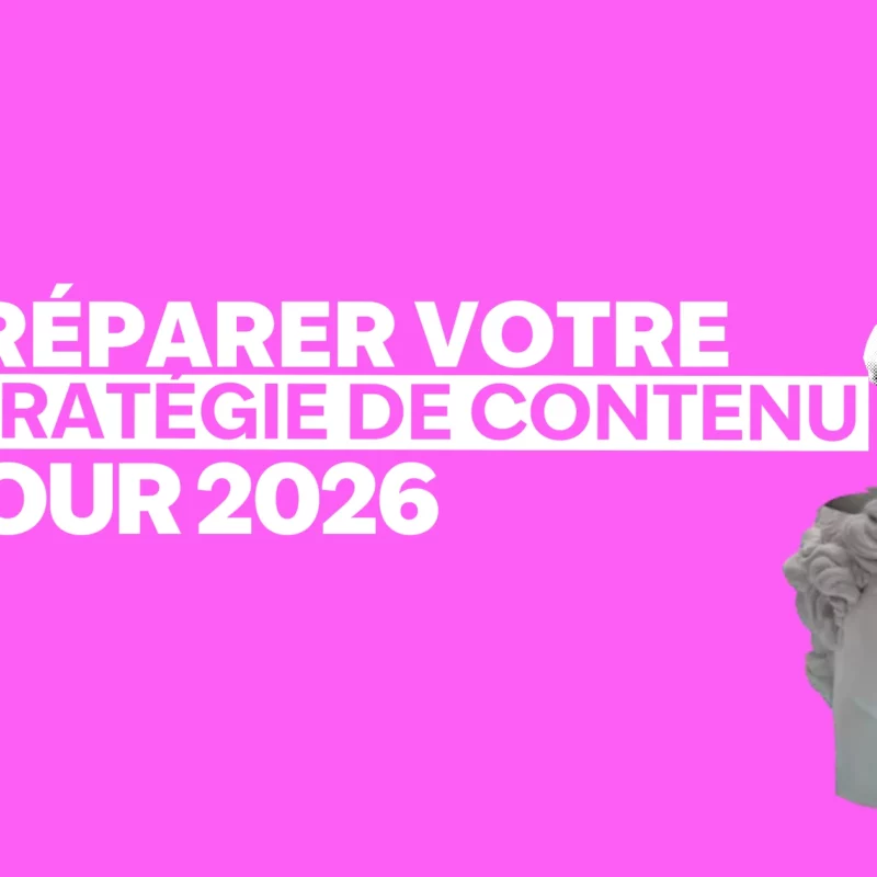 Fond rose flash avec un texte "Préparer votre stratégie de contenu pour 2026" en bas à gauche une tête de statut et un cerveau en effet de collage